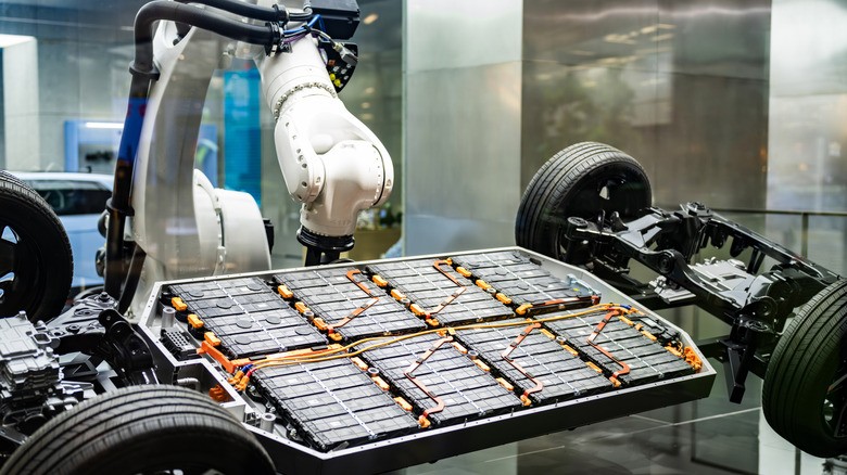1-robotic-arm-working-on-ev-battery