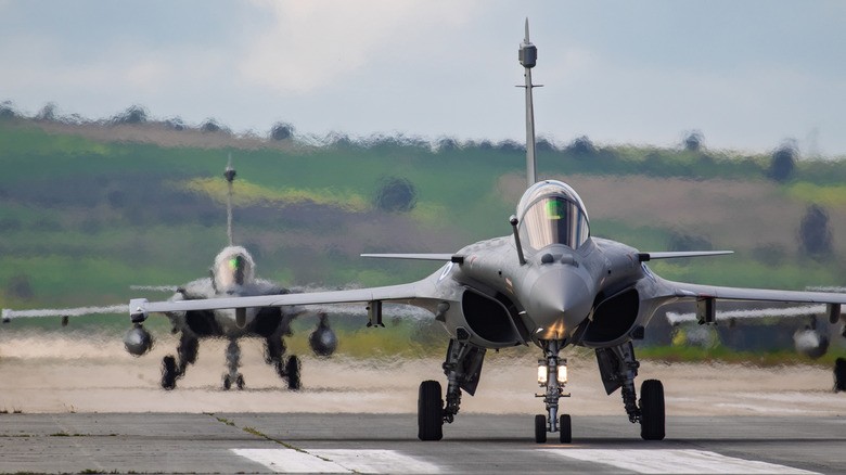10-greek-rafales-taxiing-on-runway