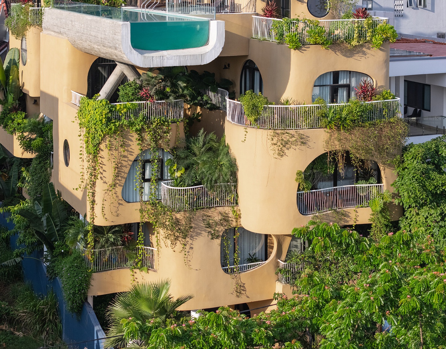 معماری منحصر به فرد خانهای با «استخر معلق» 2
