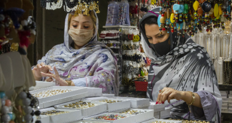 نوشته ادایی یک مغازه برای تذکر حجاب به مشتریان