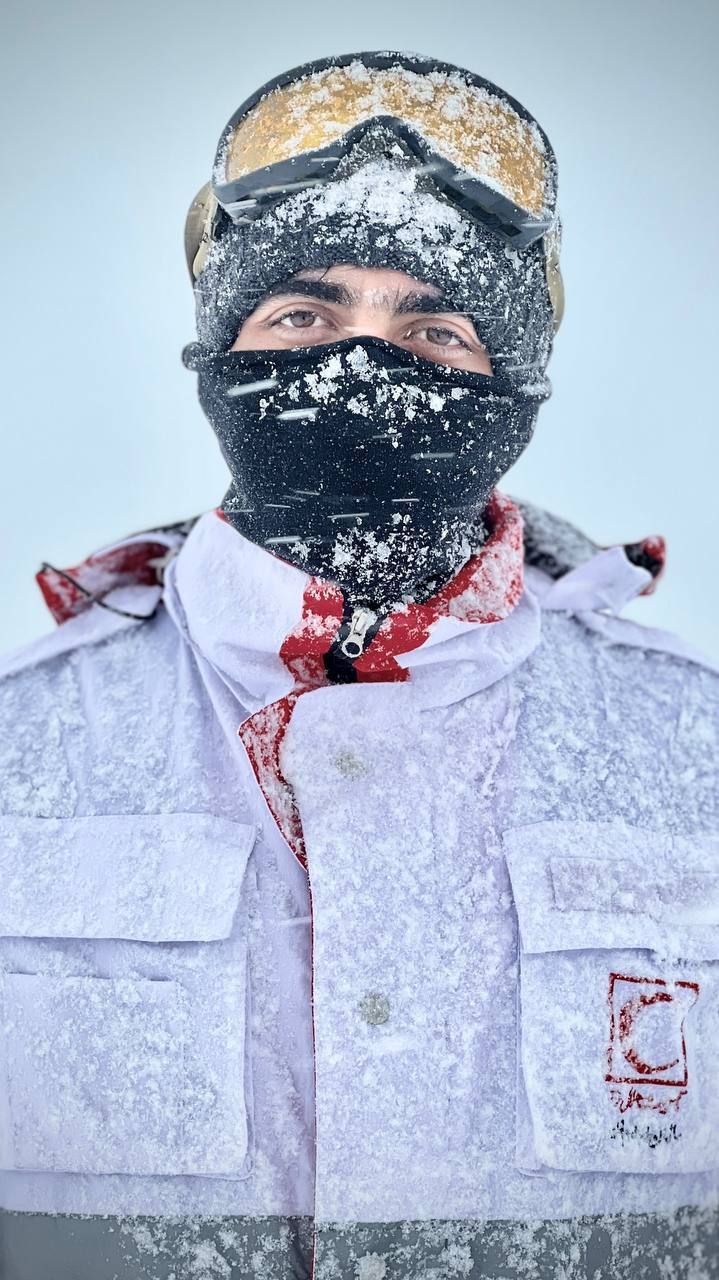 چهره یخ‌زده امدادگران هلال‌احمر در برف و کولاک