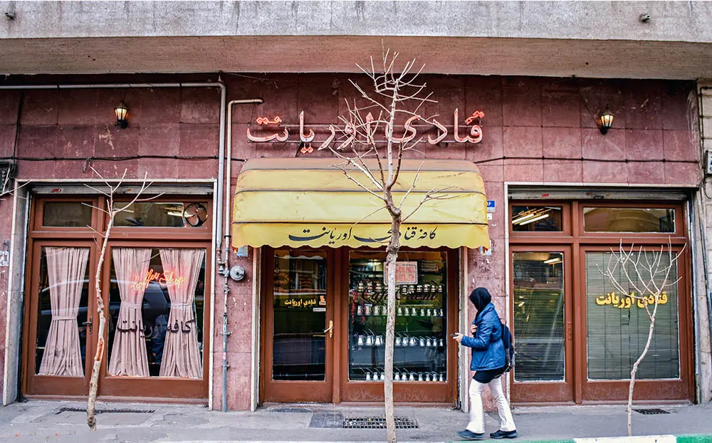 چند تابلوی قدیمی که هنوز مقابل تهران مدرن دوام آورده‌اند