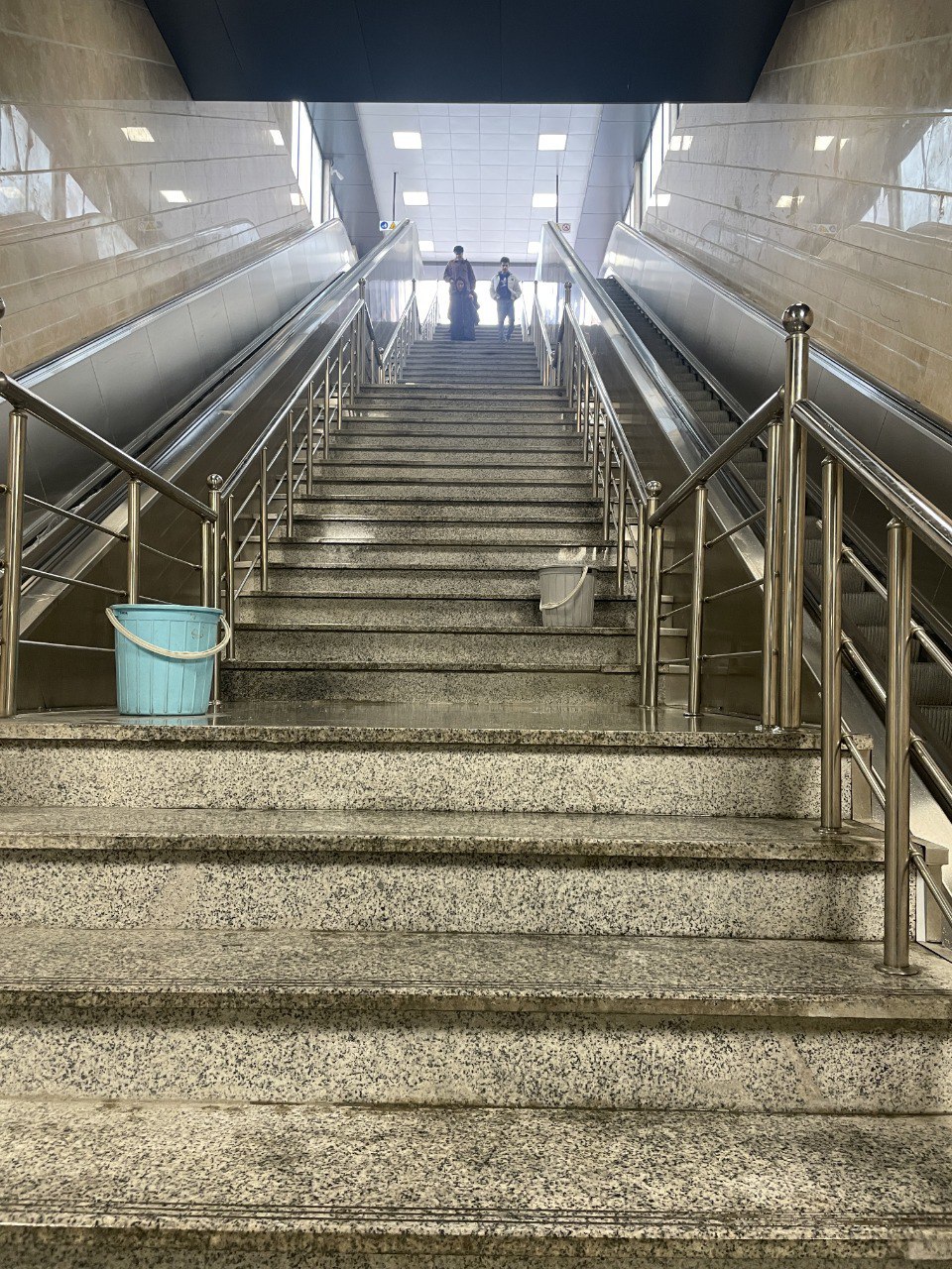 عکسی از نفوذ باران به سقف ایستگاه متروی تهران