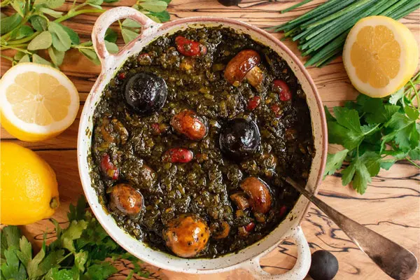 serving-ghorme-sabzi-ba-panir-kababi