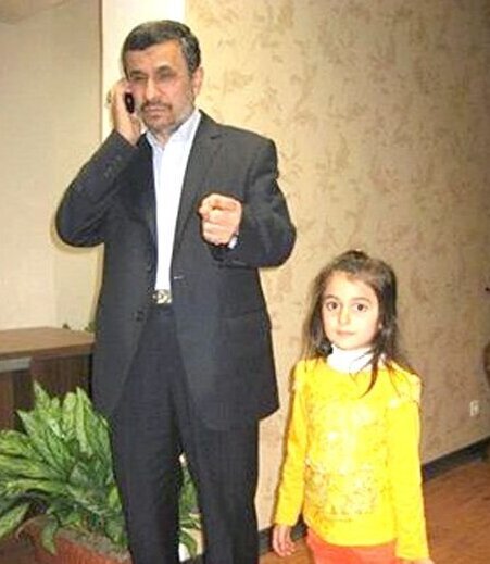 عکس احمدی‌نژاد و نوه‌اش دست به دست شد