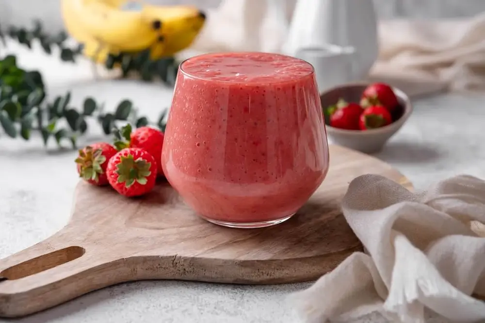 طرز تهیه اسموتی گریپ فروت با موز و توت فرنگی طرز تهیه اسموتی گریپ فروت با موز و توت فرنگی