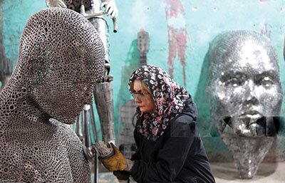 این زن هنرمند با ضایعات خودرو، جادو می‌کند