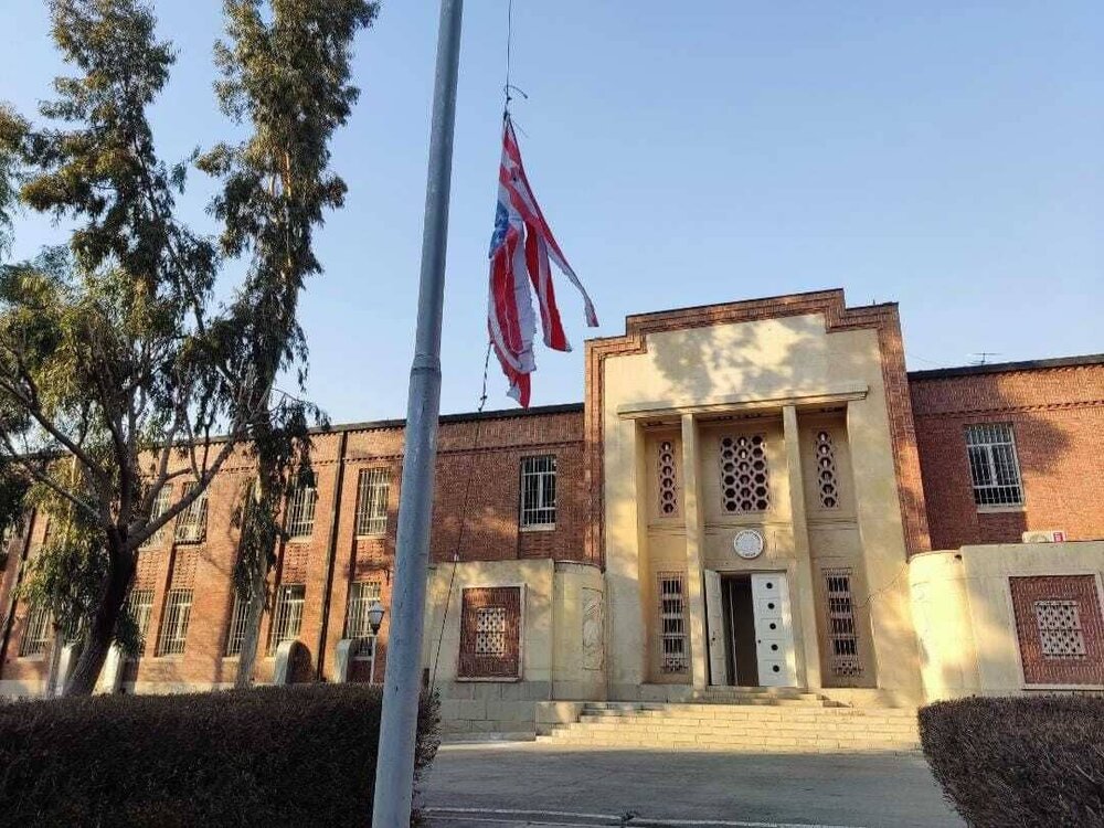 عکسی تاریخی از جلوی سفارت آمریکا در بهمن 57