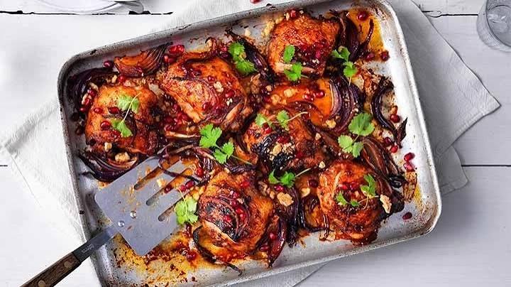 مرغ با رب انار و آلو؛ یک غذای خوشمزه و فوری