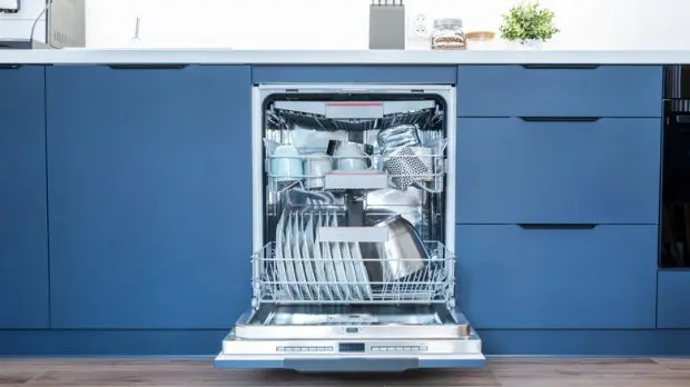 clean-dishwasher-baking-soda-1-620x348