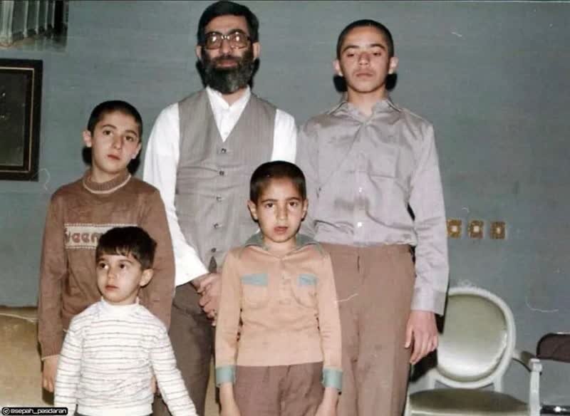 عکس دسته‌جمعی و متفاوت از رهبر انقلاب در کنار فرزندانشان