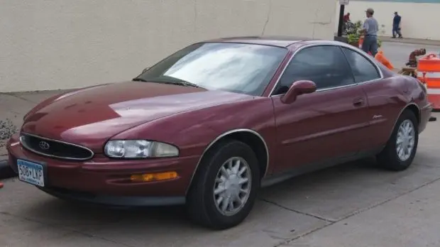 maroon-1995-buick-riviera-parked-in-front-of-a-bui-6-620x348