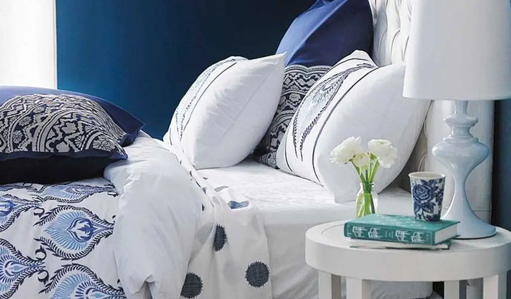 Decorate-the-bedside-table-3