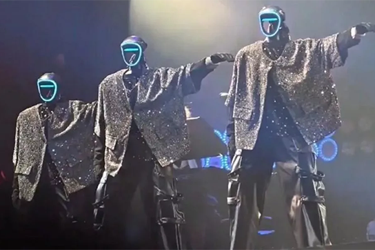 robots-in-concert-910x600.jpeg_11zon