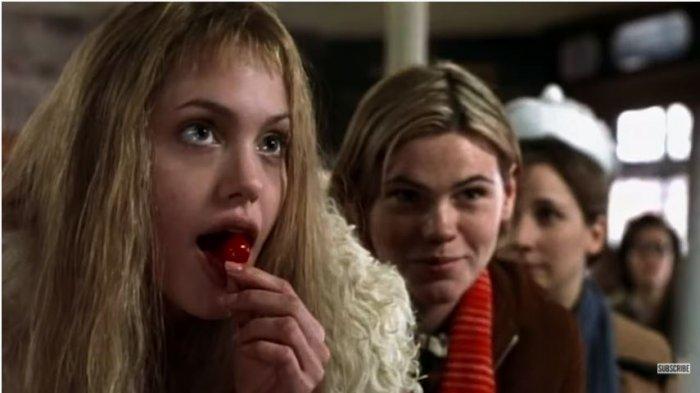 cuplikan-film-girl-interrupted-yang-diperankan-angelina-jolie