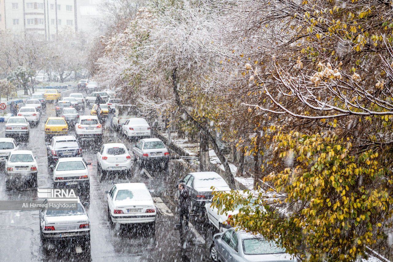 تصاویری از بارش اولین برف پاییزی در تبریز