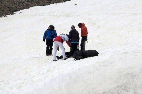 تصویری از کشف جسد دو کوهنورد در ارتفاعات لرستان
