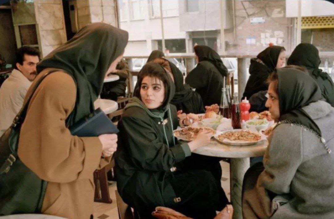 تیپ جالب چند دختر در یک پیتزافروشی در دهه 70