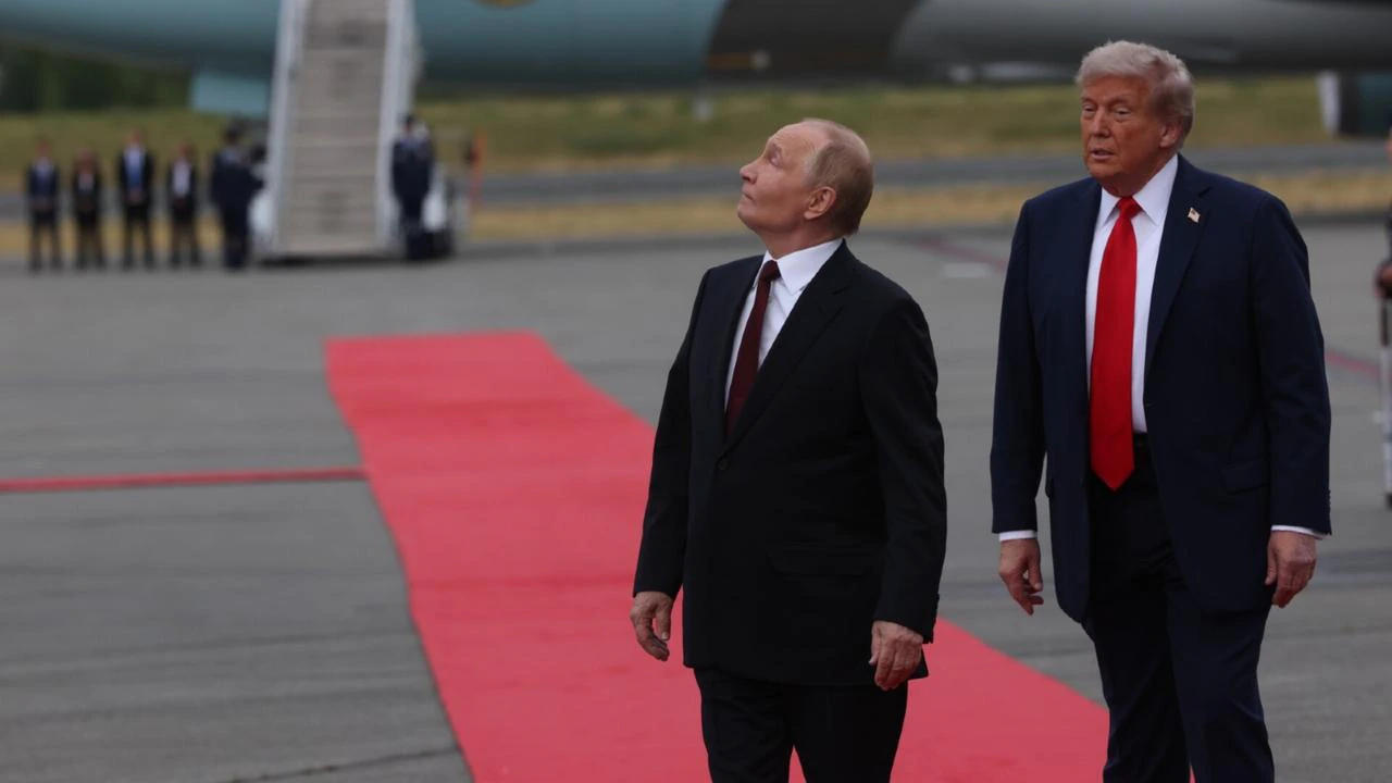 trump-and-putin-watching-sky