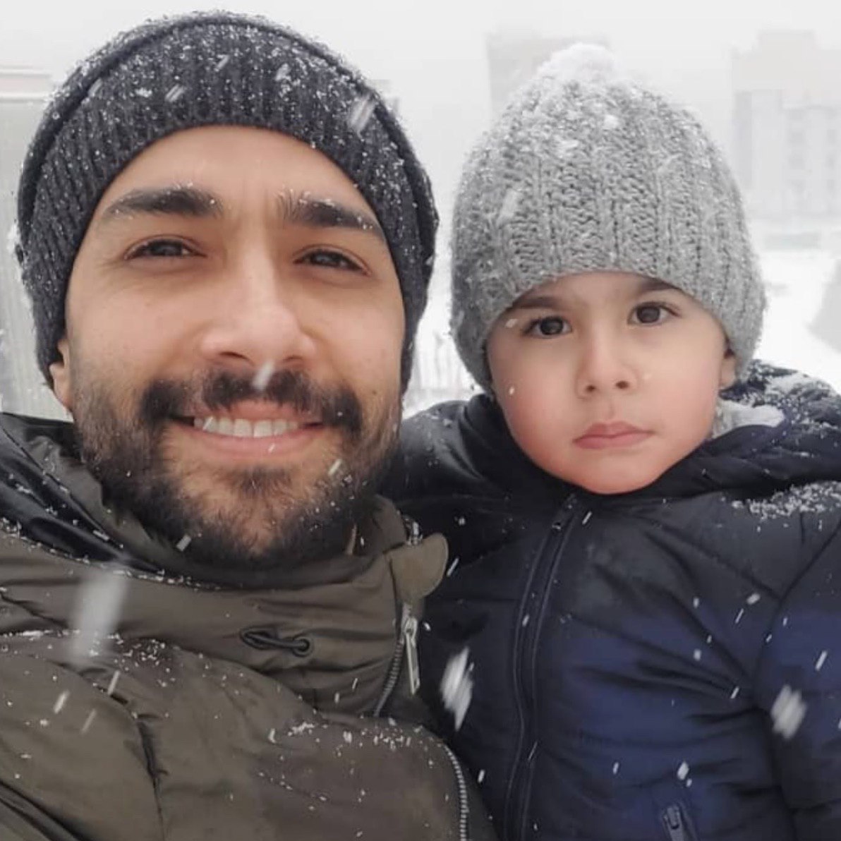 عکس بامزه حسین مهری و پسرش در هوای برفی