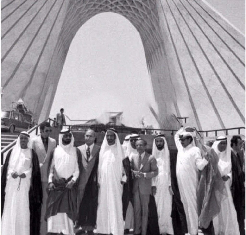 تصویری از معماران ترقی دبی زیر برج آزادی