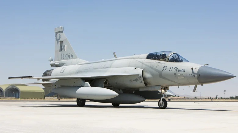 4-most-advanced-chinese-fighter-jets-jf-17-thunder-1756193398