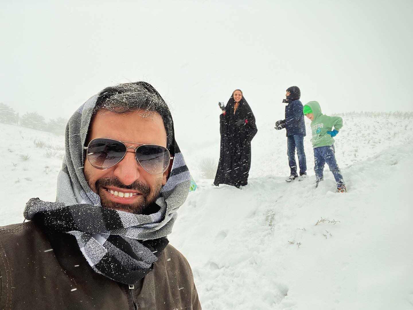 سلفی آذری جهرمی با خانواده در هوای برفی تهران 