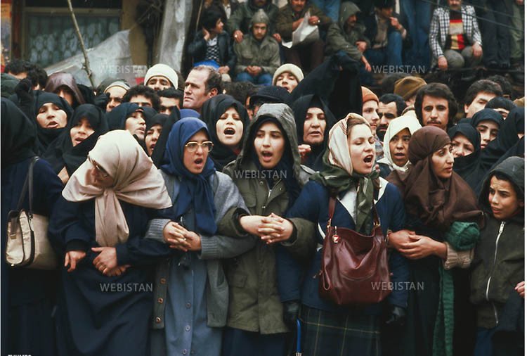 تصویری از چند زن در خط مقدم تظاهراتِ لانه جاسوسی