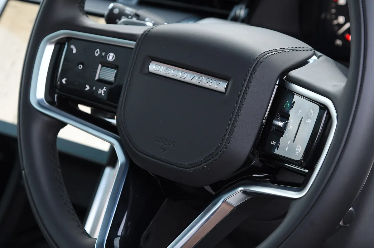 land-rover-discovery-sport-steering-wheel-detail_0.jpg