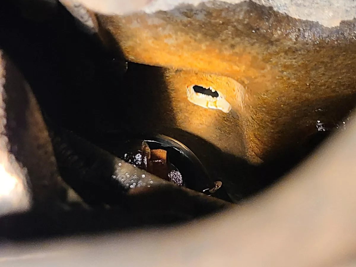 thrown-rod-v0-elqwouk5ixwa1.jpg_11zon