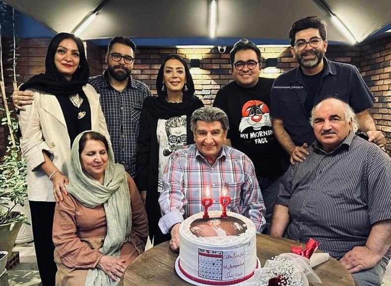 چهره شاد فرزاد حسنی در جشن تولد هنرمند معروف