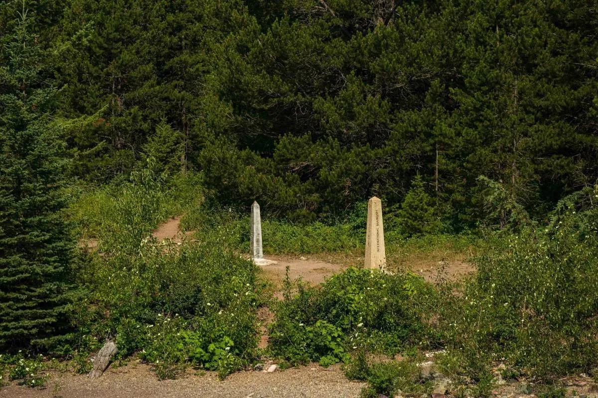 canada-usa-border-on-waterton-lake-69216f50b96917b7b7212b3a_11zon