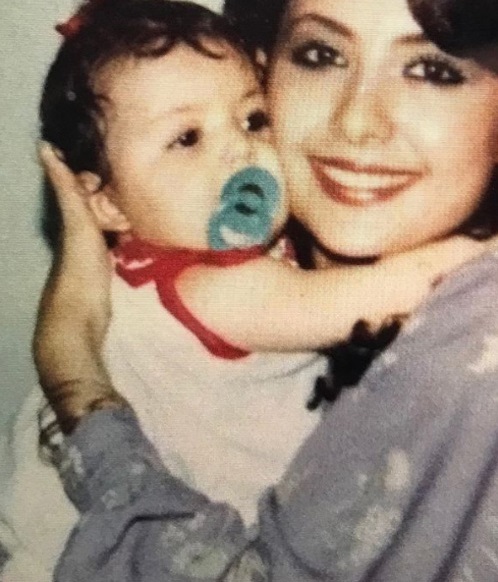 عکسی بامزه از کودکی شیلا خداداد در بغل مادرش