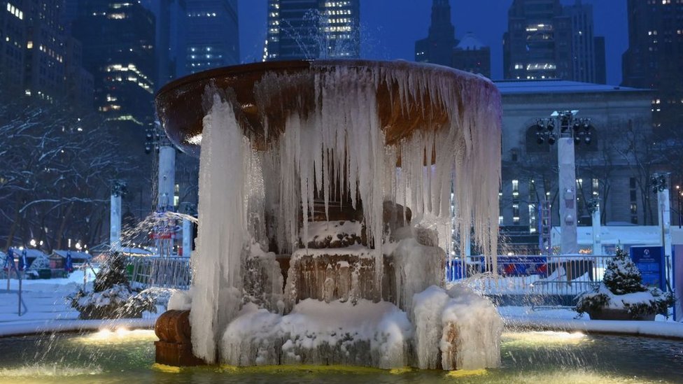 _116766519_frozenfountain