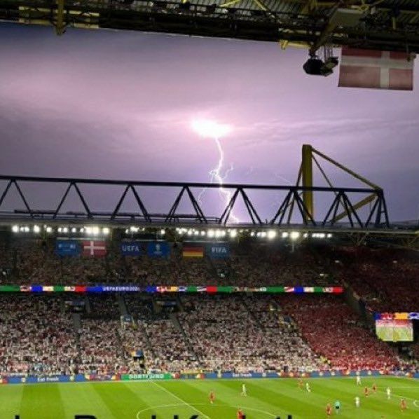 توقف بازی آلمان و دانمارک به یک دلیل عجیب