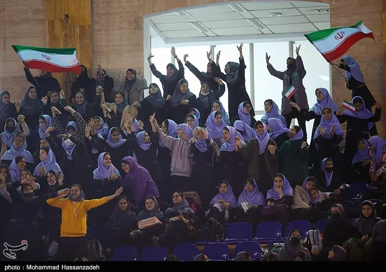 ژست‌ جالب دختران تهرانی در اجتماع «رای اولی‌ها» 