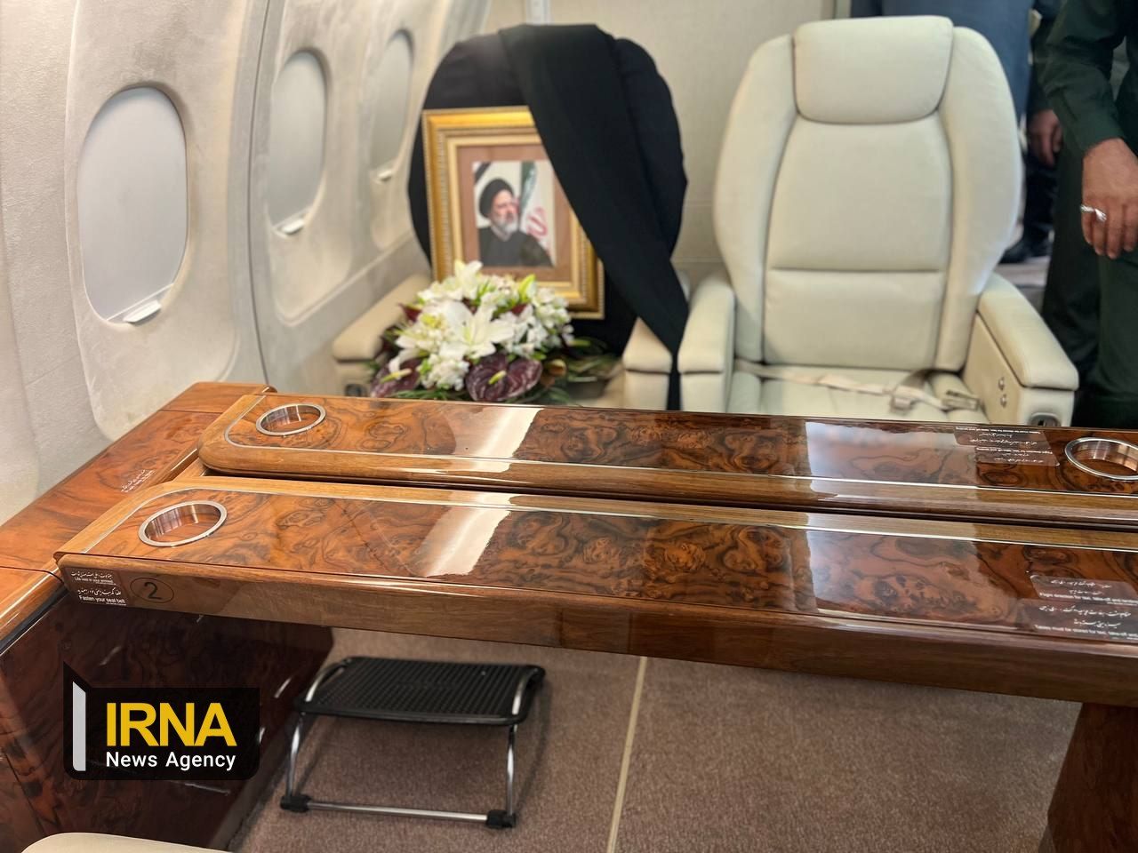تصاویر غم‌انگیز از صندلی رئیسی در کابین هواپیما