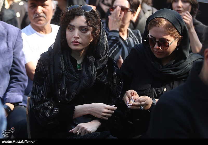 تصاویرِ ماتم زده‌ی تهران در تشییع داریوش مهرجویی