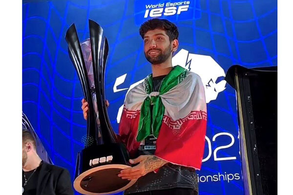 قهرمان PES جهان مربی پرسپولیسی‌ها می‌شود