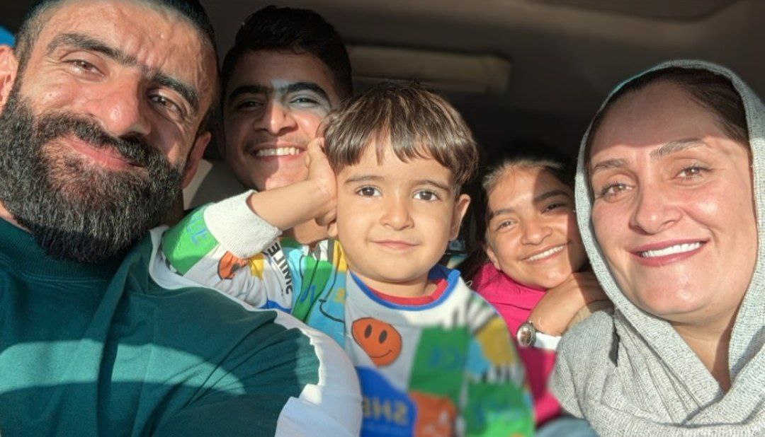 تصویر جدید گرگ پارسی به همراه همسر و فرزندانش