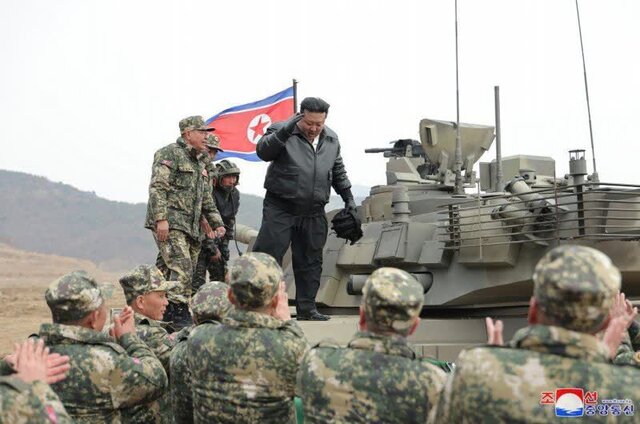رونمایی کیم از تانک پیشرفته کره شمالی