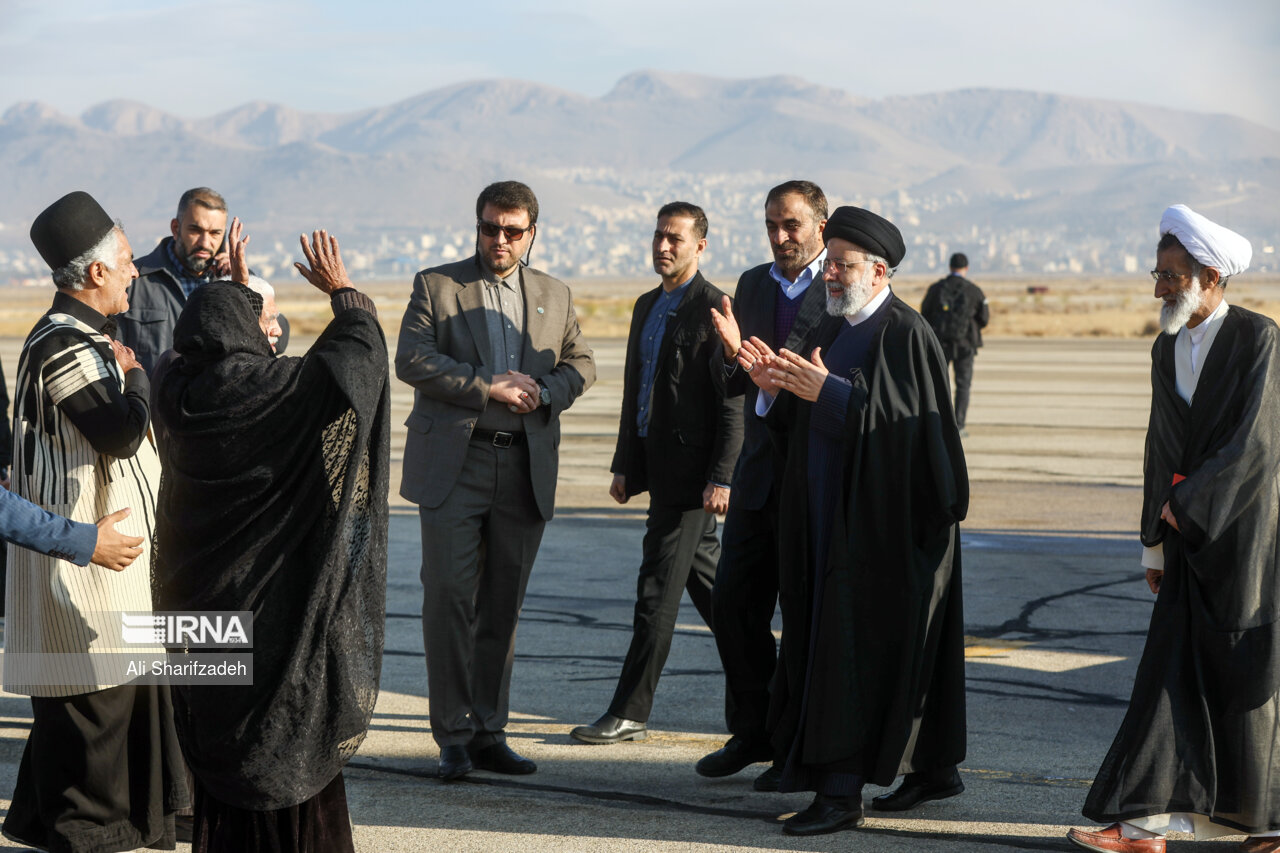 این زن شهرکردی با آغوش باز به استقبال رئیسی رفت