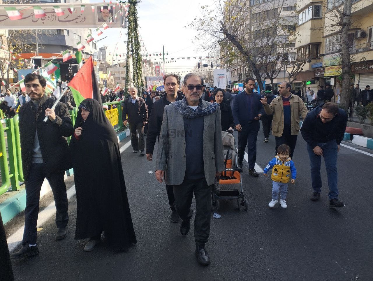 دو سیاستمدار معروف با عینک دودی در راهپیمایی