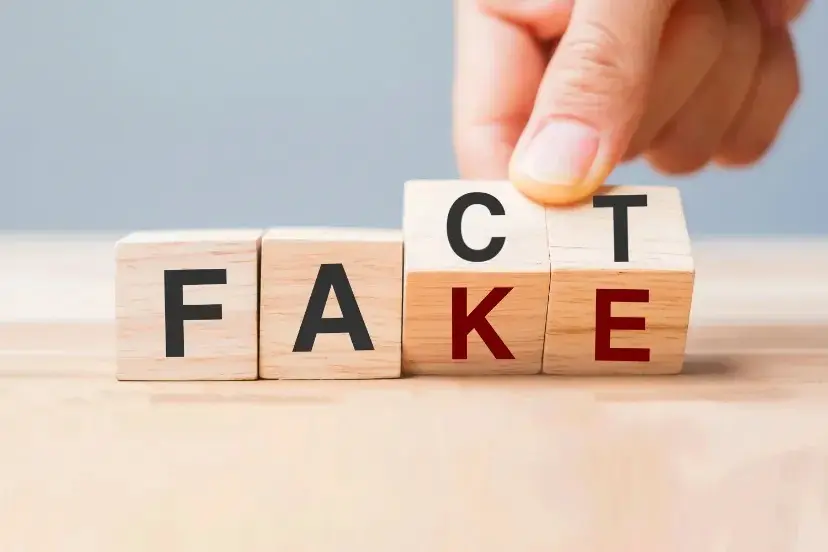 2022-11-fake-fact-news-hand-table-6390433ca37d1d86b80c908d