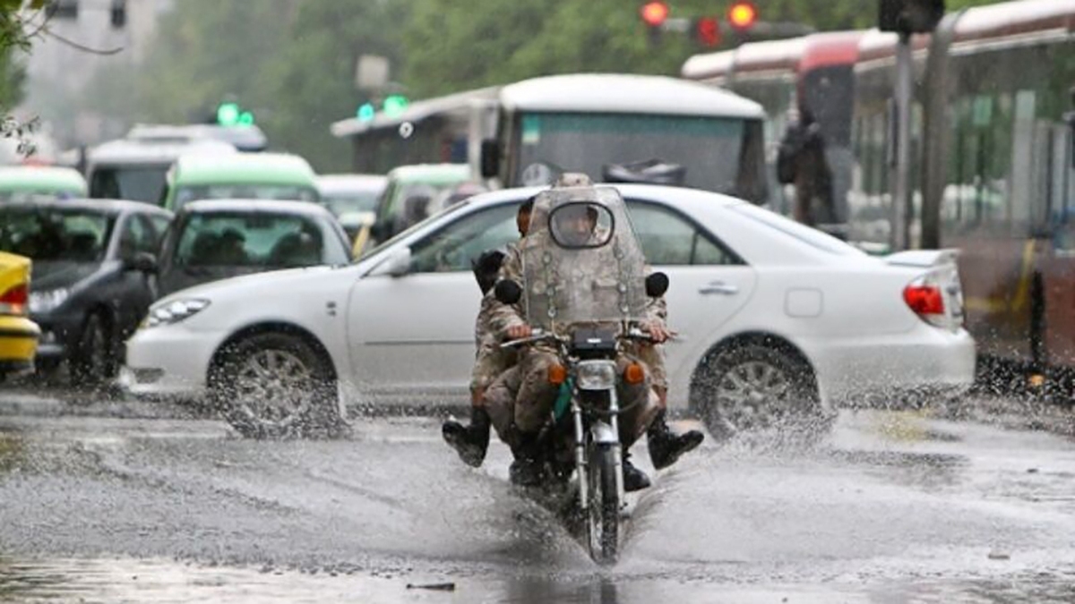 خلاقیت جالب یک موتورسوار برای خیس نشدن زیر باران