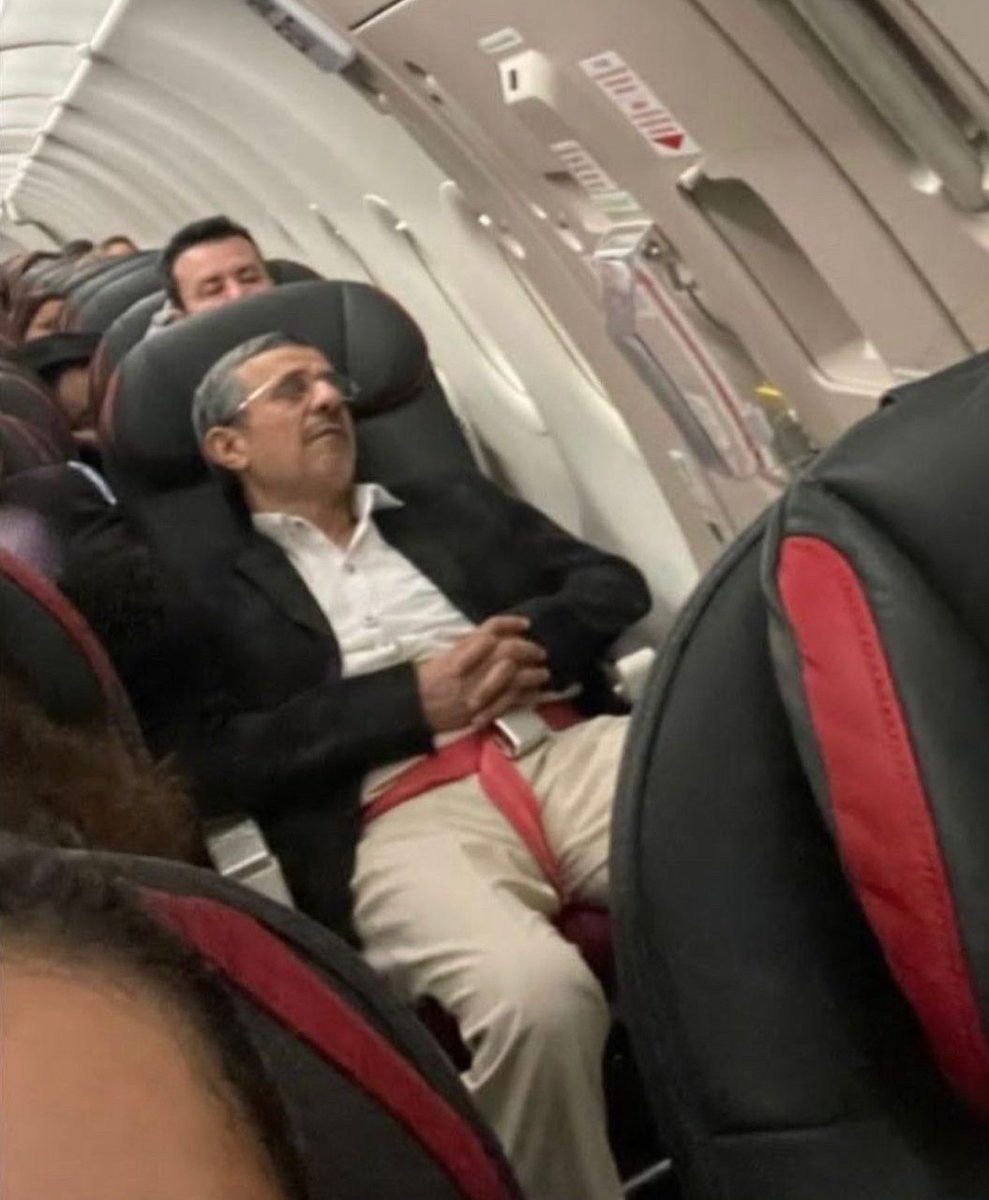 عکس جالبی که از هواپیمای حامل احمدی‌نژاد بیرون آمد