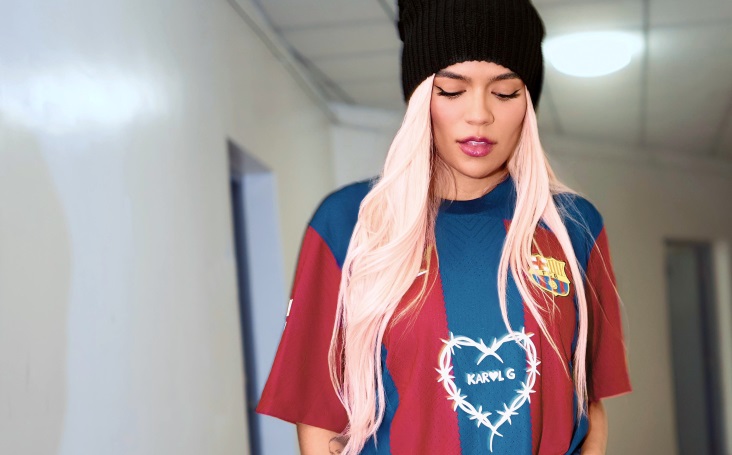 خواننده زن کلمبیایی روی پیراهن ویژه بارسلونا