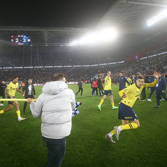 تصاویری از مشت‌زنی و اجرای فن کشتی‌کچ در زمین فوتبال!