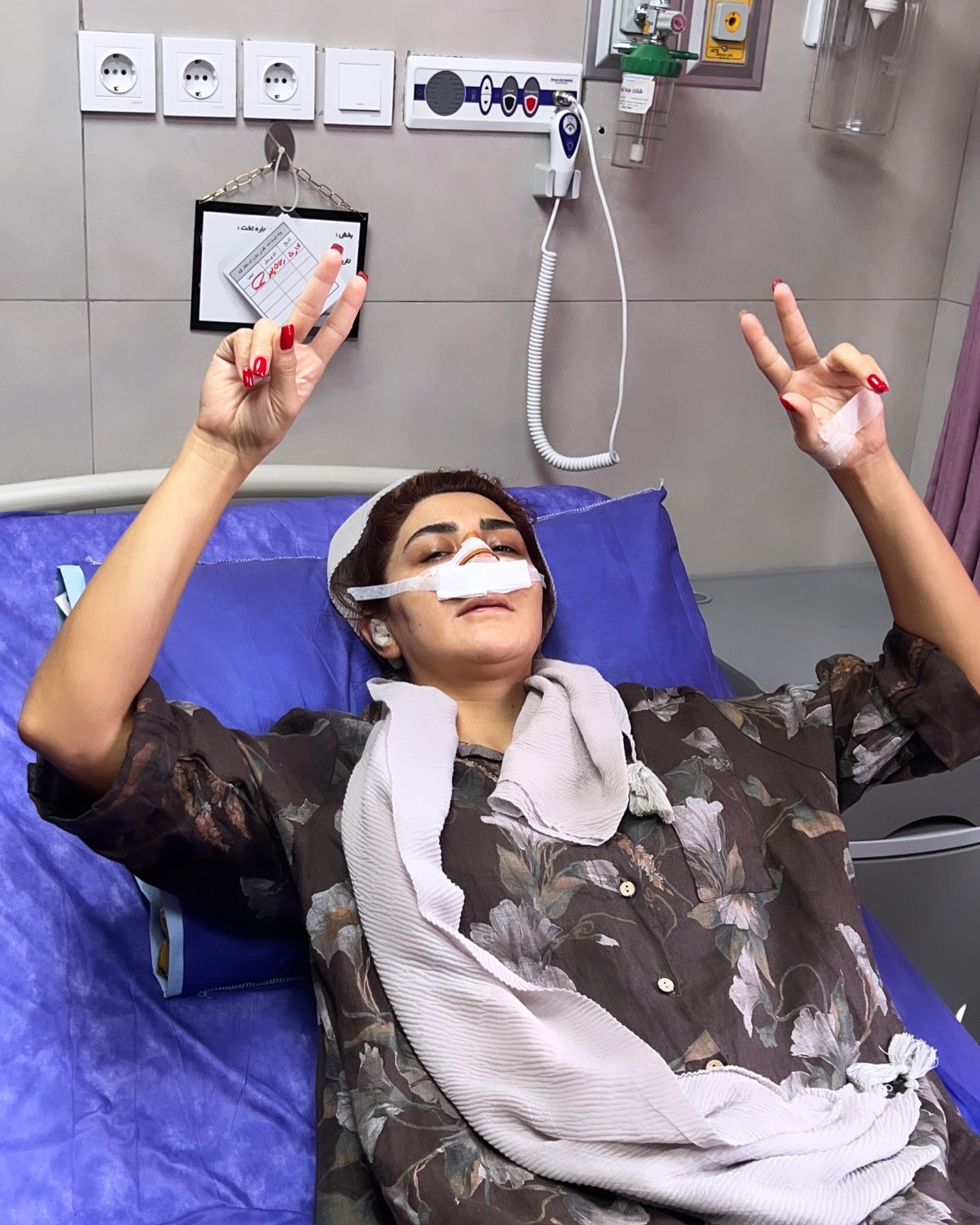 عکس خانم بازیگر سریال فاصله‌ها روی تخت بیمارستان