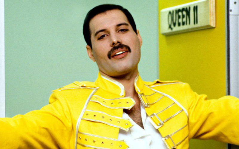 freddie-mercury-alone-queen